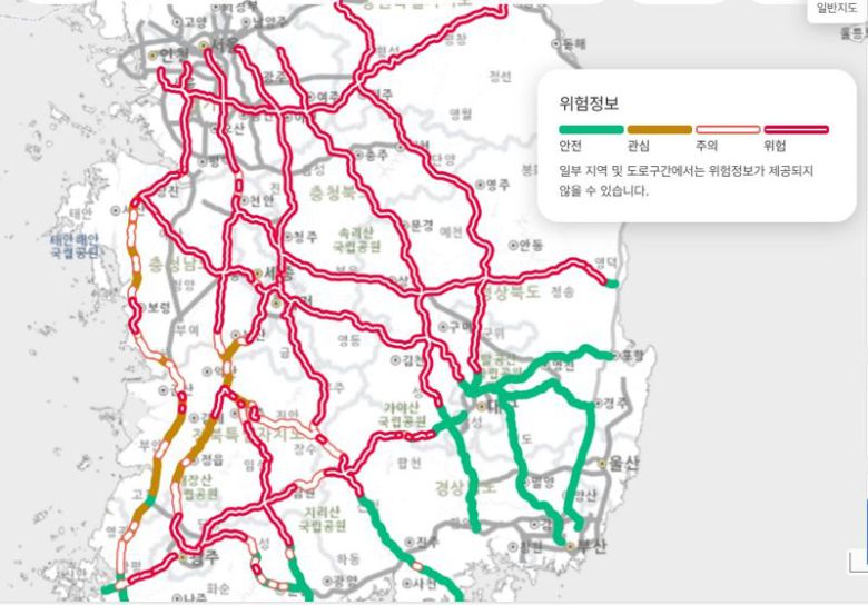 기상청 도로기상정보시스템 도로살얼음 발생가능정보. 12일 오후 11시 30분 기준으로 중부지방 대부분 도로가 위험을 의미하는 붉은색을 띄고 있다.