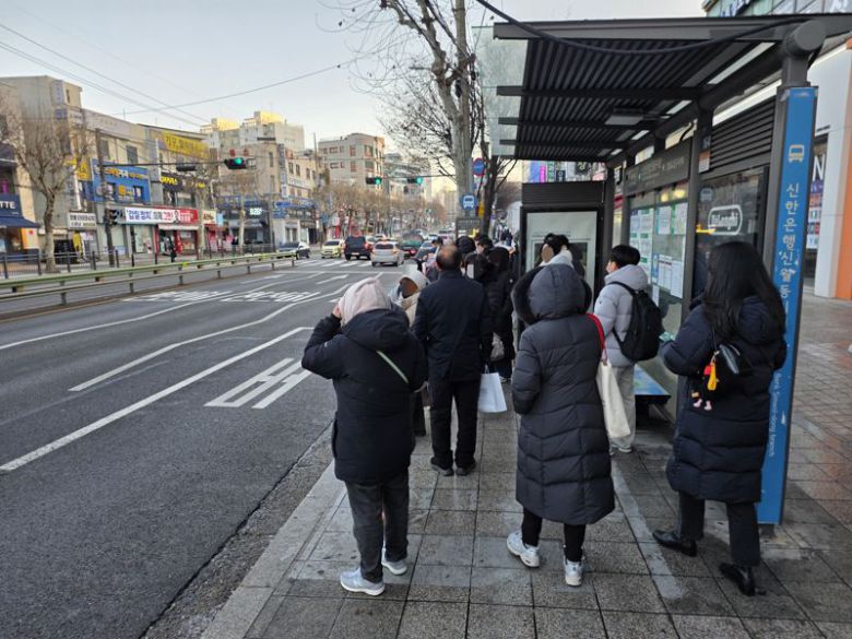 오전 8시 30분께 서울 양천구 신월동 한 버스정류장에서 시민들이 버스를 기다리고 있다. 사진=박성현 기자