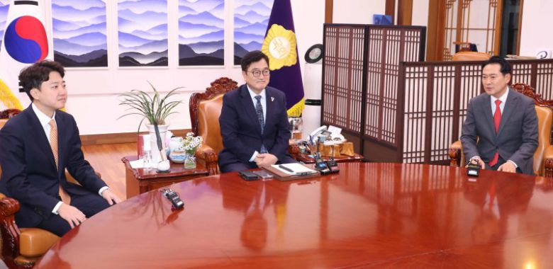 우원식 국회의장이 13일 오후 서울 여의도 국회의장 집무실에서 2차특검법 등 법안처리 관련 항의방문을 온 장동혁 국민의힘 대표, 이준석 개혁신당 대표와 면담을 하고 있다. 뉴시스