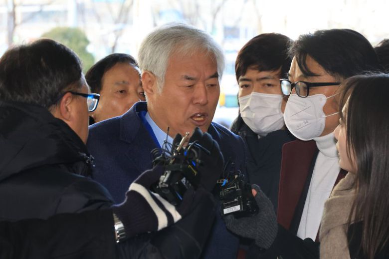 전광훈 사랑제일교회 목사가 13일 서울서부지방법원에서 열린 구속 전 피의자 심문(영장실질심사)에 출석, 발언하고 있다. 전 목사는 윤석열 전 대통령 지지자들을 부추겨 지난해 1월 19일 윤 전 대통령이 구속된 직후 영장을 발부한 서울서부지법에 난입해 집기를 부수고 경찰을 폭행하게 한 혐의를 받는다. 연합뉴스