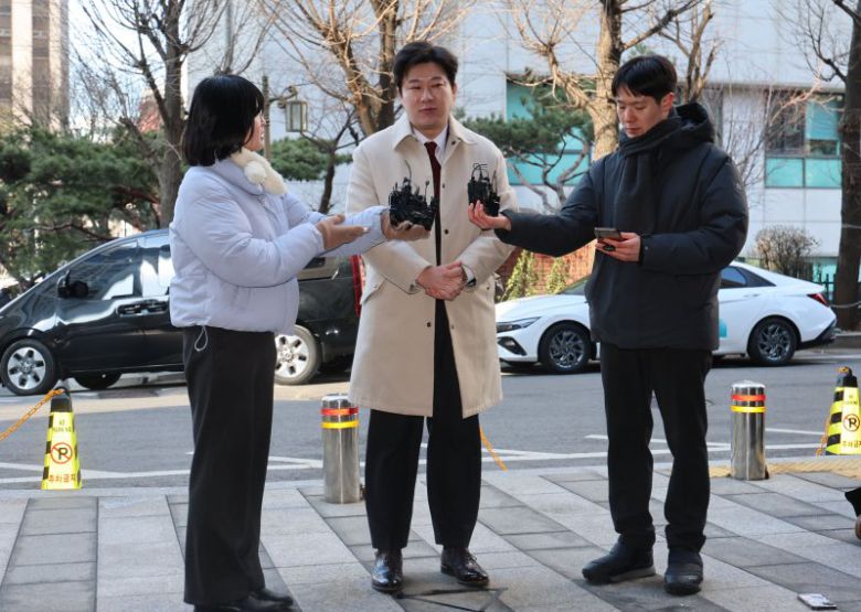 진종오 국민의힘 의원이 13일 오후 서울 마포구 서울경찰청 공공범죄수사대에서 종교단체 동원 의혹 관련 김경 시의원 고발인 조사를 위해 출석하며 취재진 질의에 답하고 있다. 뉴시스