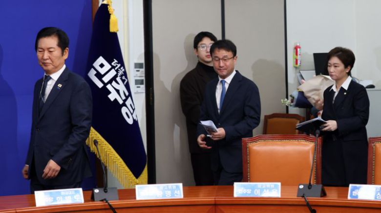 더불어민주당 정청래 대표(왼쪽)와 한병도 신임 원내대표(가운데)가 12일 서울 여의도 국회에서 열린 최고위원회의에 참석하고 있다. 사진=서동일 기자