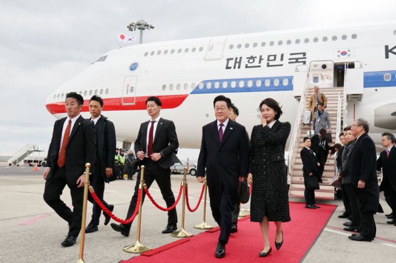 한일 정상회담을 위해 일본을 방문한 이재명 대통령과 김혜경 여사가 13일 오사카 간사이 국제공항에 도착해 이동하고 있다. 뉴시스