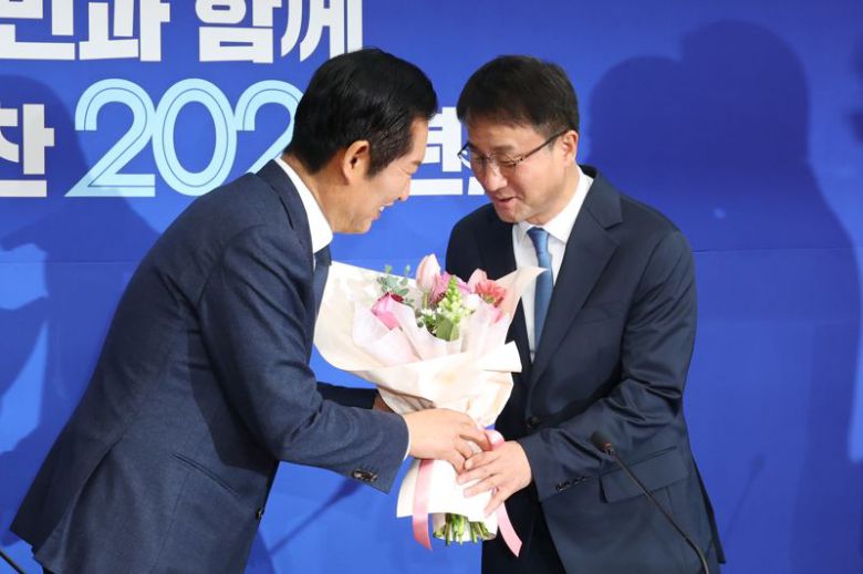 더불어민주당 정청래 대표(왼쪽)가 12일 서울 여의도 국회에서 열린 최고위원회의에서 한병도 신임 원내대표에게 꽃다발을 전달하고 있다. 사진=서동일 기자