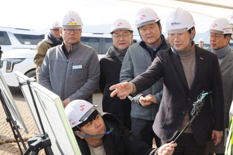 이상일 용인시장(오른쪽 첫번째)이 최근 용인반도체클러스터 일반산업단지 현장을 방문해 공사 진행 상황을 확인하고 있다. 용인시 제공