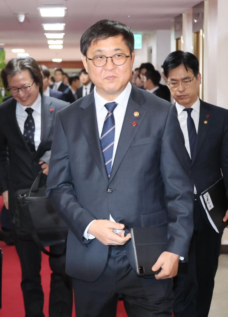 최휘영 문화체육관광부 장관이 지난 13일 서울 종로구 정부서울청사에서 열린 국무회의에 참석하고 있다. 연합뉴스