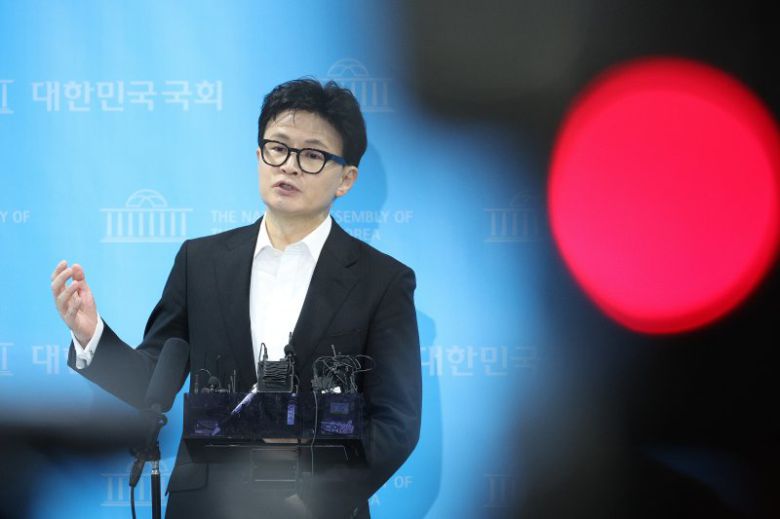 한동훈 전 국민의힘 대표가 14일 서울 여의도 국회 소통관에서 당 윤리위원회 제명 결정과 관련해 입장을 밝히고 있다. 뉴스1