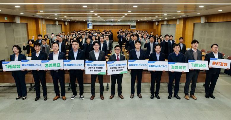 NH농협은행 여신심사부문 김성훈 부행장(가운데)과 임직원 180여명이 13일 서울 중구 소재 본사에서 열린 '2026년 사업추진 및 윤리경영 실천 결의대회'를 기념해 사진 촬영을 하고 있다. 농협은행 제공