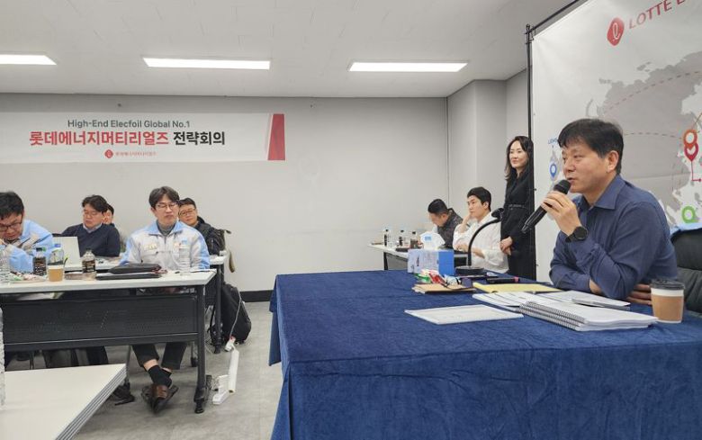 김연섭 롯데에너지머티리얼즈 대표이사(오른쪽)가 이달 13~14일 익산공장에서 열린 2026 상반기 글로벌 전략회의에서 발표를 하고 있다. 롯데에너지머티리얼즈 제공