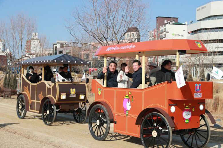 김두겸 울산시장과 임현철 울산시 대변인이 14일 태화강 국가정원에서 시민들과 함께 '울산 마차' 시승을 하고 있다. 울산시 제공