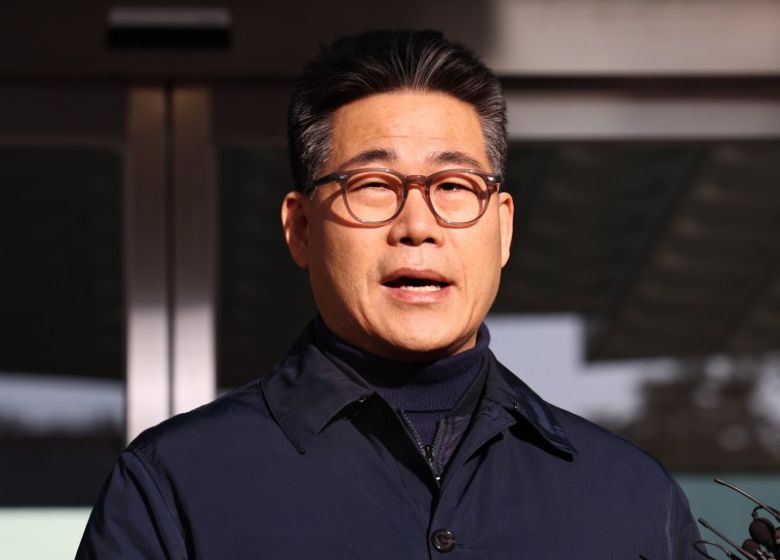 서울동부지검에 파견돼 3개월간 '세관 마약수사 은폐 의혹'을 수사한 백해룡 경정이 14일 오전 서울 송파구 동부지검에서 파견 종료 입장을 밝히고 있다. 뉴스1