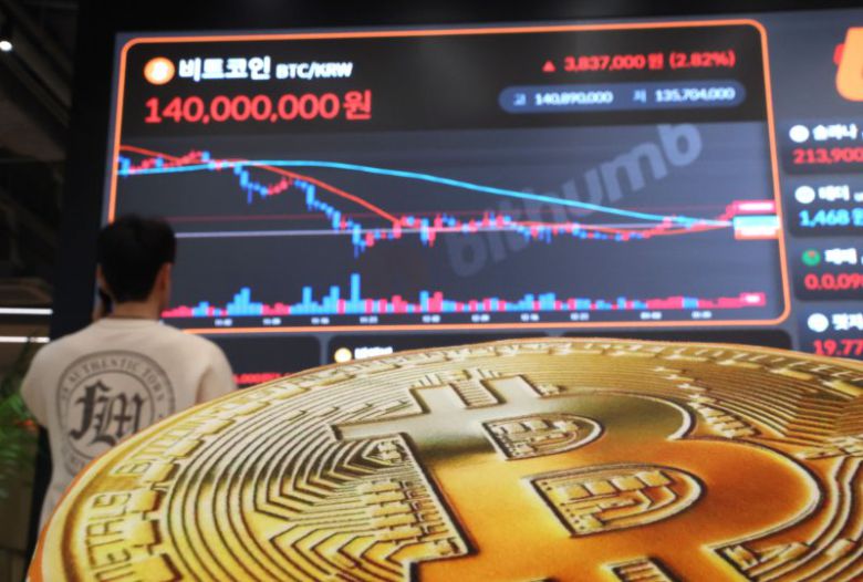 비트코인 가격이 9만5000달러선을 회복한 14일 오전 서울 서초구 빗썸라운지 강남본점 전광판에 비트코인 등 가상화폐 거래 가격이 표시되고 있다. 사진=뉴스1