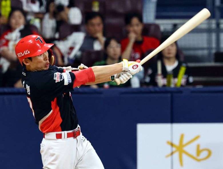 서울 구로구 고척스카이돔에서 열린 프로야구 2025 KBO리그 KIA 타이거즈 대 키움 히어로즈의 경기, 7회초 KIA 김호령이 2루타를 치고 있다.뉴시스