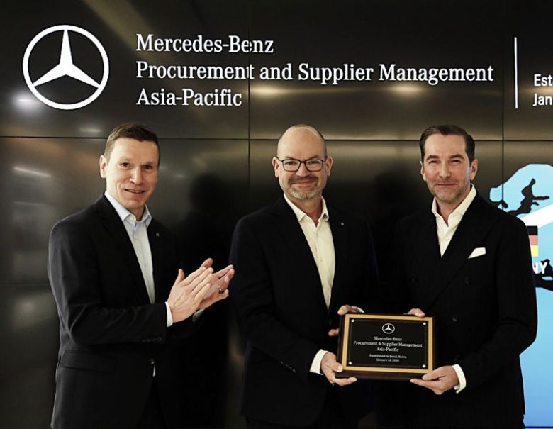 마티아스 바이틀 메르세데스-벤츠 코리아 대표이사(사진 왼쪽부터), 요르그 부르저 메르세데스-벤츠 그룹 AG 최고기술책임자, 슈테펜 마우어스베르거 아태지역 구매 및 협력사 품질관리 부사장이 14일 열린 메르세데스-벤츠 아태지역 구매 및 협력사 품질관리 조직 출범 행사에서 기념 촬영을 하고 있다. 메르세데스-벤츠 코리아 제공.