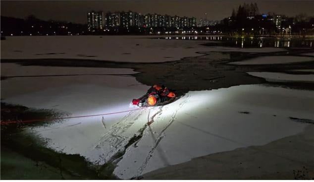 저수지 빙판 건너다 물에 빠진 50대 구조 현장. 연합뉴스