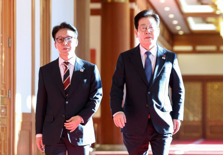 이재명 대통령과 김민석 국무총리가 지난달 30일 청와대에서 열린 국무회의에 참석하고 있다. 뉴시스