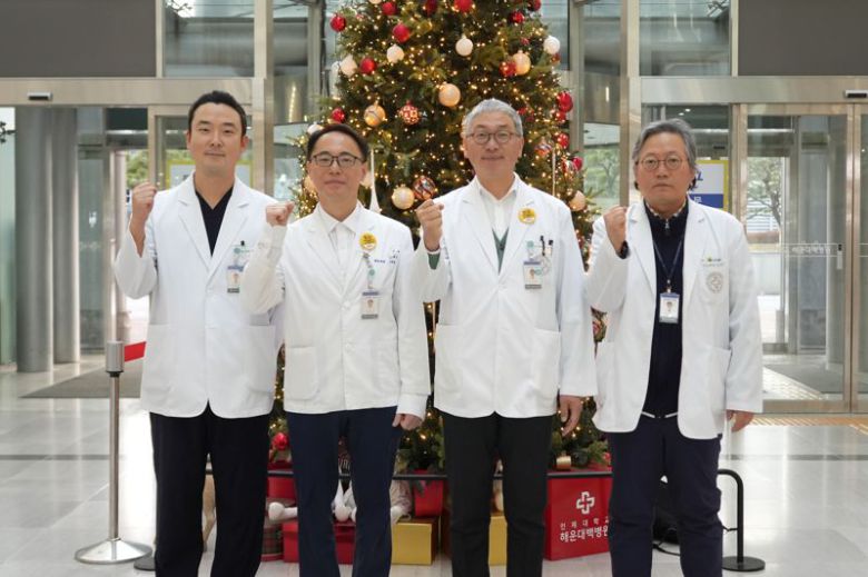 해운대백병원 로봇수술센터 비뇨의학과 의료진인 박명찬·정재승·박상현(센터장)·오철규 교수(왼쪽부터). 해운대백병원 제공