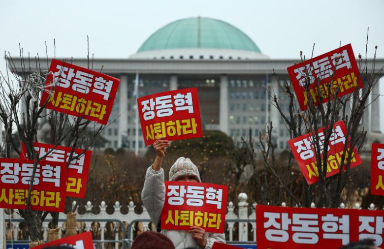 한동훈 전 국민의힘 대표 지지자들이 15일 오전 서울 여의도 국회 앞에서 한 전 대표 제명 철회 및 장동혁 대표 사퇴를 촉구하는 기자회견을 열고 구호를 외치고 있다. 뉴시스