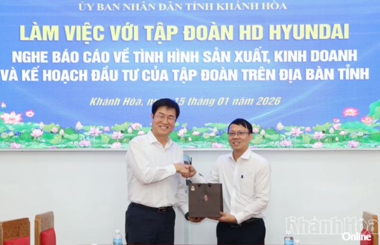 이상균 HD현대중공업 대표이사 부회장(왼쪽)은 15일 카인호아성에서 응우옌 타인 하 성 인민위원회 부위원장에게 기념품을 전달하고 있다. 카인호아성 정부 제공