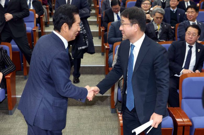 정청래 더불어민주당 대표와 한병도 원내대표가 15일 국회에서 열린 의원총회에서 악수를 하고 있다. 뉴시스