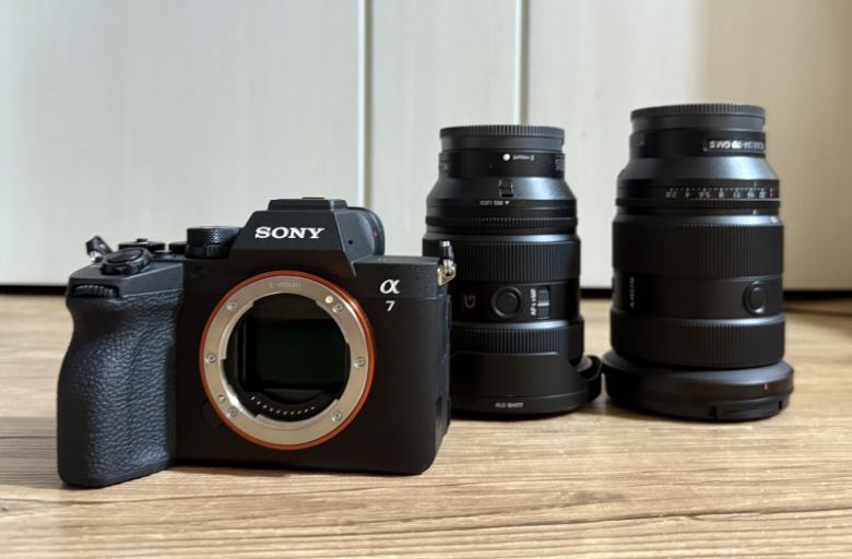 왼쪽부터 소니 'Alpha 7 V(A7M5)', 광각(16~35mm) 렌즈 SEL1635GM2, 표준 화각(24~70mm) 렌즈 SEL2470GM2. 사진=최혜림 기자