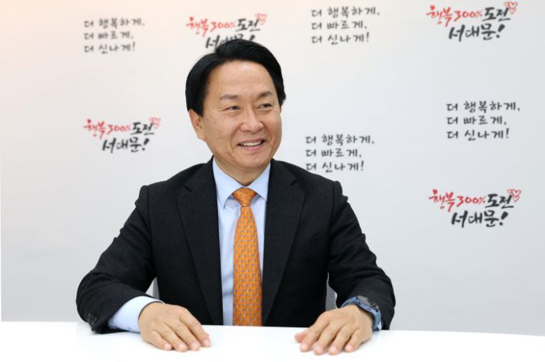 이성헌 서대문구청장이 지난 12일 서대문구청 내 집무실에서 인터뷰를 하고 있다. 국회의원을 두 번 해봤지만 구청장으로서 더욱 큰 보람을 느끼고 있다고 이 구청장은 강조했다. 서대문구 제공