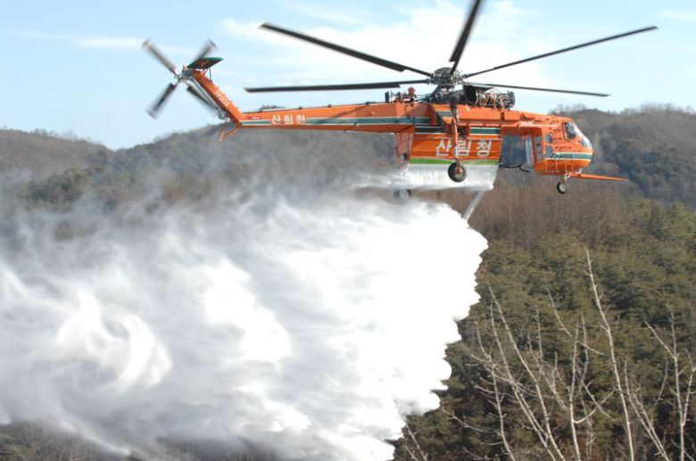 산불을 진화하고 있는 산림청 초대형헬기.