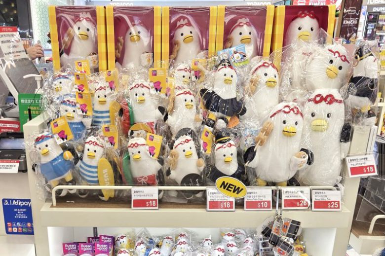 기관사 부기 미니인형 키링과 전동차 미니 큐브 키링이 판매대에 진열돼 있다. 부산교통공사 제공