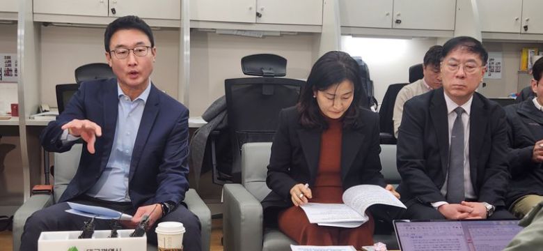 이형섭 기후에너지환경부 물이용정책과장, 김효정 기후에너지환경부 물이용정책관, 장재옥 대구시 맑은물하이웨이추진단장(왼쪽부터)이 15일 대구시청 동인청사 기사실에서 열린 '낙동강 맑은 물 공급사업 추진 현황' 기자설명회에서 대구 취수원 해결 방안에 대해 설명하고 있다. 김장욱 기자