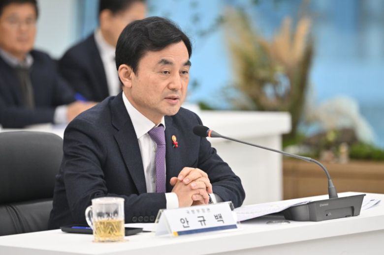 안규백 국방부 장관이 지난해 12월 17일 오전 광주 서구 광주도시공사에서 열린 광주군공항이전 6자협의체회의에 참석해 모두발언하고 있다. 뉴시스