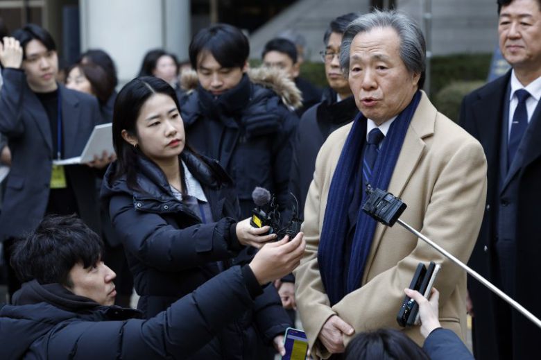 정기석 국민건강보험공단 이사장이 15일 오후 서울 서초동 서울고등법원 앞에서 주식회사 케이티앤지 외 3명 손해배상 청구 2심 선고 공판을 마친 뒤 나와 입장을 표명하고 있다. 뉴스1