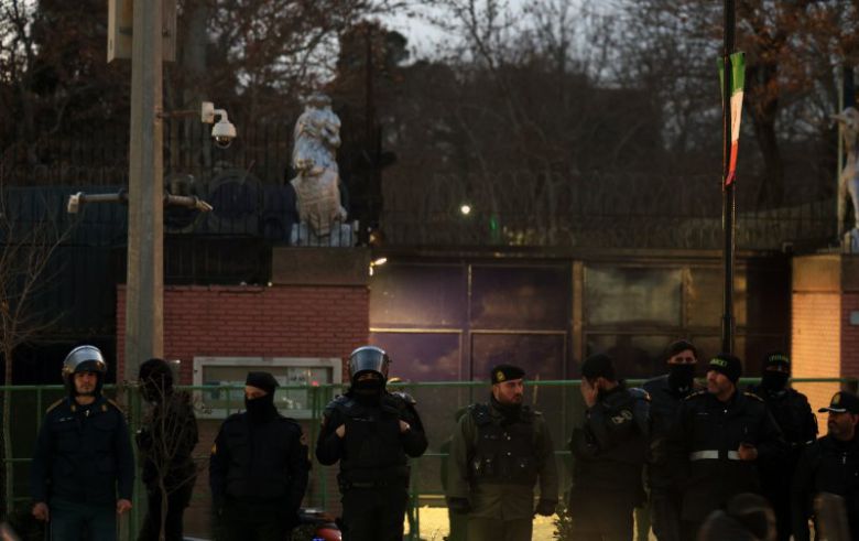 이란 시위 진압 경찰들이 14일(현지시간) 수도 테헤란의 영국 대사관을 경비하고 있다. EPA 연합