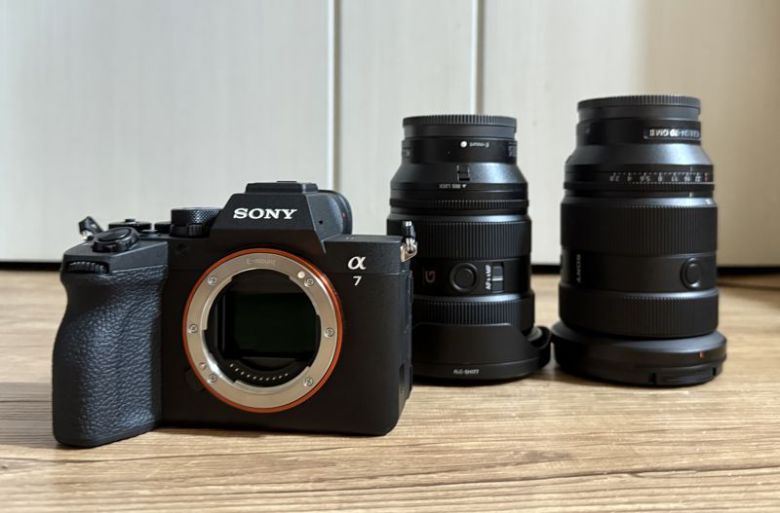 왼쪽부터 소니 'Alpha 7 V(A7M5)', 광각(16~35mm) 렌즈 SEL1635GM2, 표준 화각(24~70mm) 렌즈 SEL2470GM2. 사진=최혜림 기자