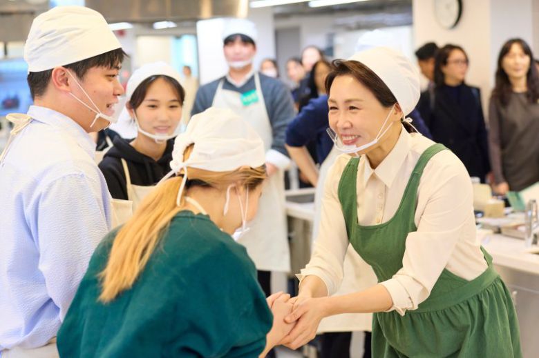 김혜경 여사가 15일 서울 종로구 한식문화공간 ‘이음’에서 열린 자립준비청년 응원 행사에서 참석자들과 인사를 나누고 있다. 청와대 제공