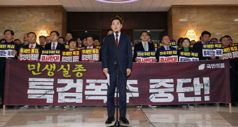 장동혁 국민의힘 대표와 송언석 원내대표를 비롯한 의원들이 15일 본회의를 앞두고 국회 로텐더홀에서 '더불어민주당 2차 종합특검법 강행처리 규탄대회'를 하고 있다. 연합뉴스