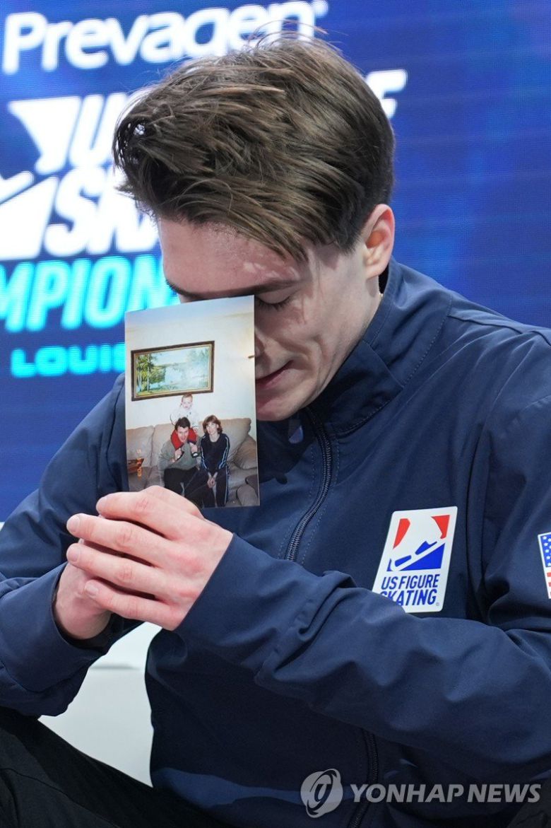 부모님 사진 들고 점수 기다리는 나우모프.연합뉴스