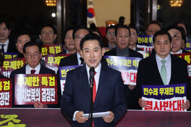 장동혁 국민의힘 대표가 15일 서울 여의도 국회 로텐더홀에서 더불어민주당의 특검 추진에 반대하고 있다. 뉴스1