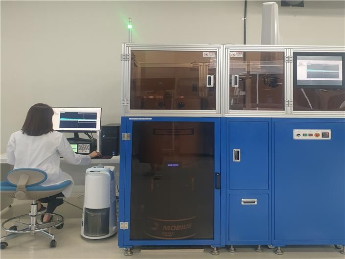 인천시는 유통 수산물의 안전 관리를 전담하는 보건환경연구원 수산물검사소를 신설해 상시 감시 체계를 한층 강화했다. 수산물검사소 연구원이 수산물 방사능 검사를 실시하고 있다. 인천시 보건환경연구원 제공.