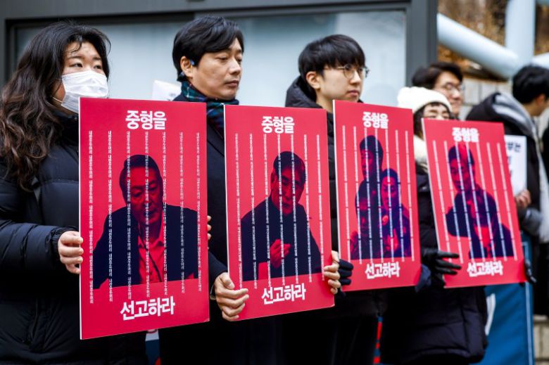 15일 서울 서초구 서울중앙지방법원 앞에서 열린 윤석열 중형 촉구 서명 및 의견서 제출 기자회견에서 참여연대 및 민주사회를 위한 변호사모임 관계자들이 피켓을 들고 있다. /사진=뉴시스