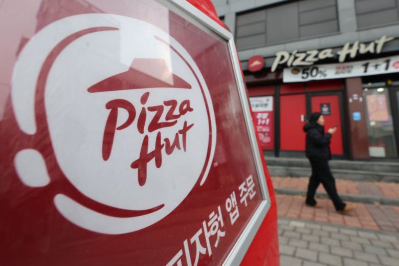15일 서울 시내 한 피자헛 매장 앞을 시민이 지나가고 있다. 뉴시스