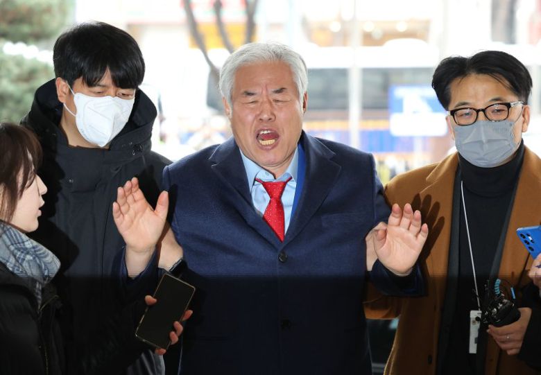 전광훈 사랑제일교회 목사가 15일 서울서부지방법원에서 열린 구속적부심 심문에 출석하고 있다. 연합뉴스