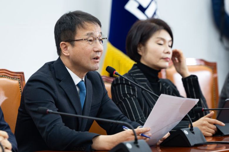 한병도 더불어민주당 원내대표가 15일 서울 여의도 국회에서 열린 정책조정회의에서 모두 발언을 하고 있다. 뉴스1