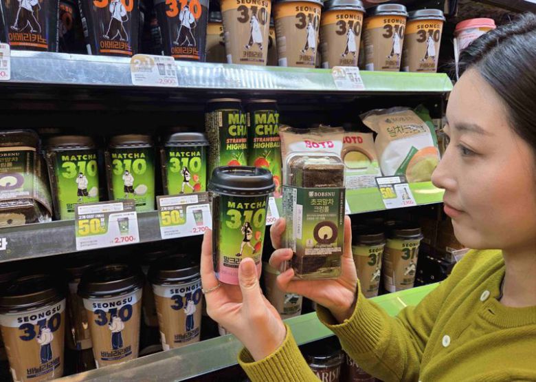 이마트24 매장에서 모델이 말차 관련 상품을 손에 들고 바라보고 있다. 이마트24 제공