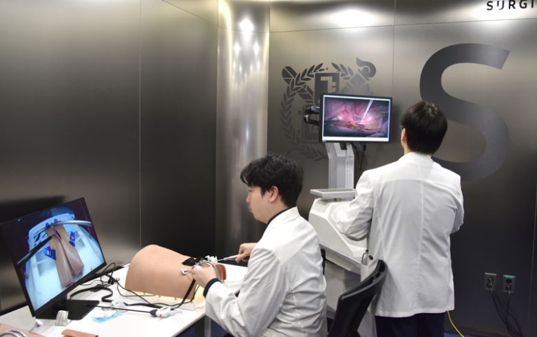 서울대병원 외과 술기교육센터에서 교수진이 복강경 수술 시뮬레이터를 활용해 수술 술기를 시연하고 있다. 서울대병원 제공