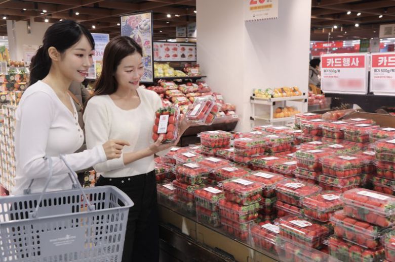 이마트 모델이 딸기 매대를 구경하고 있는 모습을 연출하고 있다. 이마트 제공