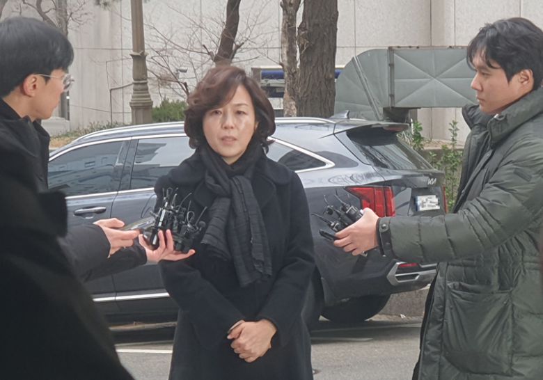 '1억원 공천 헌금' 의혹을 받고 있는 김경 서울시의원이 15일 오전 서울경찰청 마포청사에 출석하며 취재진의 질문에 답하고 있다. 사진=최승한 기자