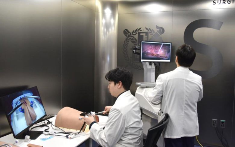 서울대병원 외과 술기교육센터에서 교수진이 복강경 수술 시뮬레이터를 활용해 수술 술기를 시연하고 있다. 서울대병원 제공