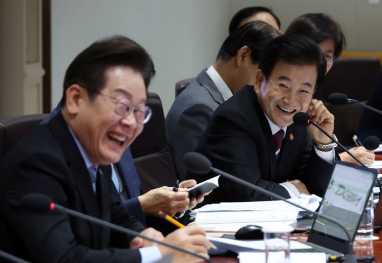 이재명 대통령이 지난해 9월 용산 대통령실에서 열린 국무회의에서 정동영 통일부 장관(오른쪽)의 발언에 웃고 있다. 연합뉴스