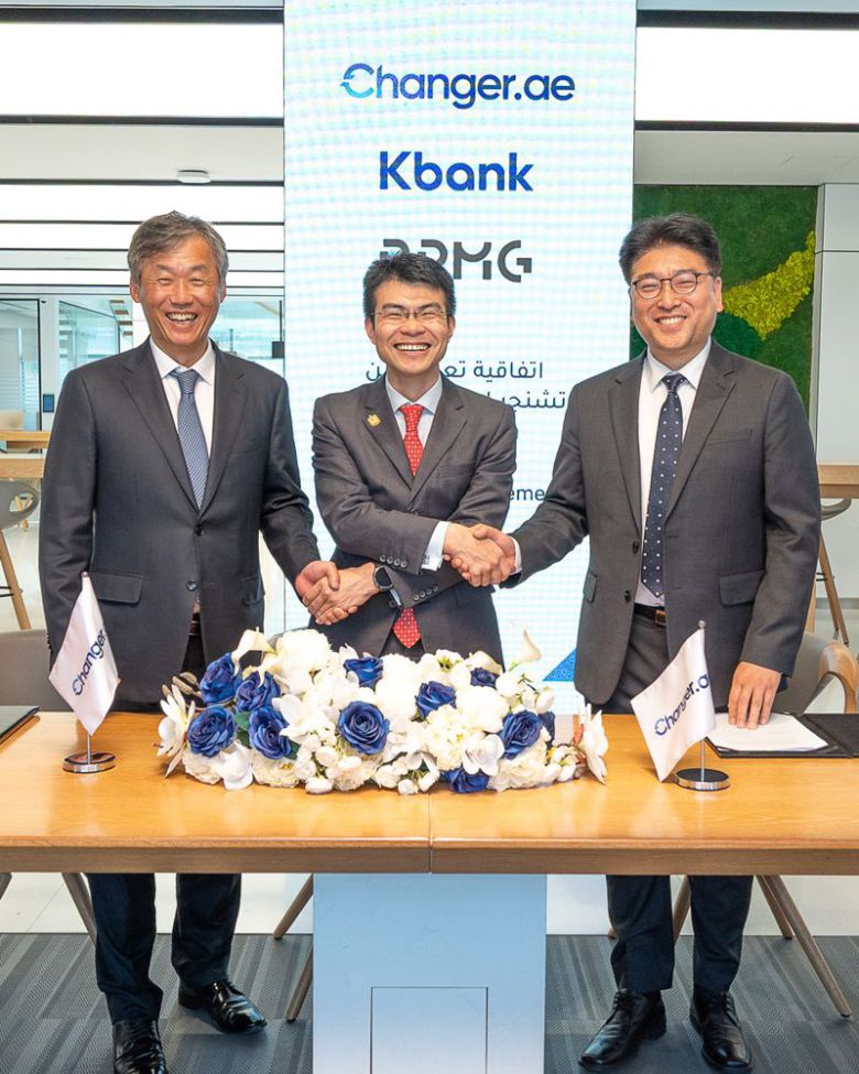 최우형 케이뱅크 은행장(왼쪽부터)과 왕하오 체인저 부대표, 문범영 비피엠지 개발실장이 지난달 아랍에미리트 아부다비에서 진행된 업무협약식에서 기념촬영을 하고 있다. 케이뱅크 제공