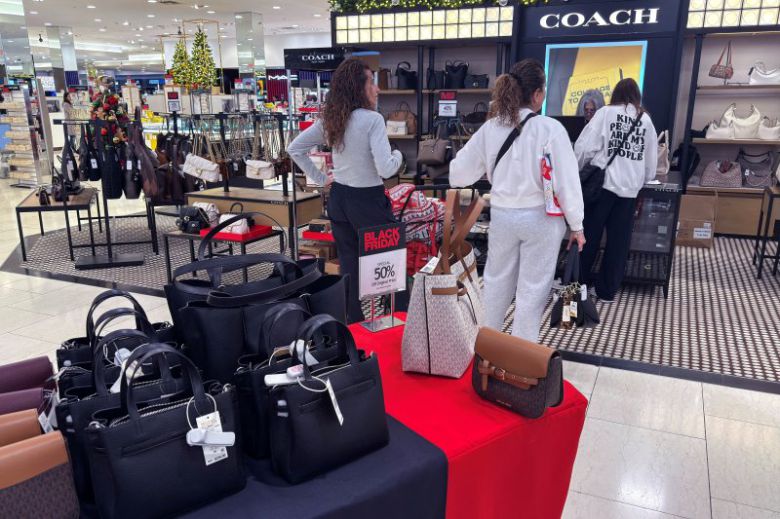 지난해 11월 28일 미국 뉴욕의 한 쇼핑몰에서 쇼핑객들이 계산을 위해 기다리고 있다.로이터연합뉴스